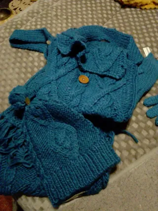 Conjunto tejido: gorro, bufanda, bolso y guantes