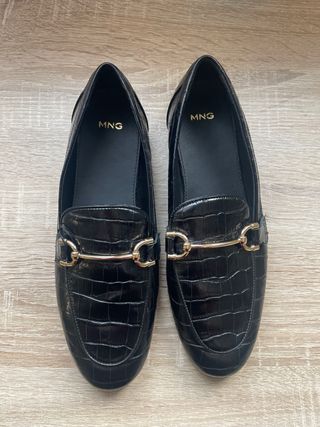 Mocasines negros Mango efecto piel cocodrilo.
