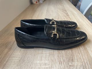 Mocasines negros Mango efecto piel cocodrilo.