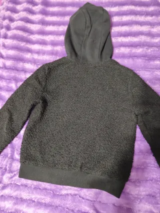 Chaqueta con capucha negra y roja Talla S