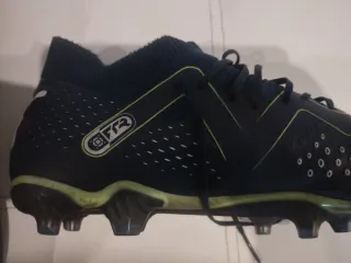 Botas de fútbol Puma azules y verdes