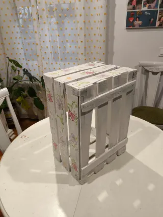 Caja de madera decorada rosa y blanca