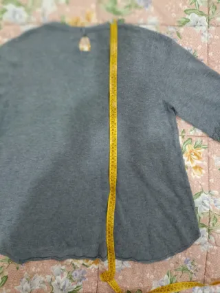 Maglia donna grigia con pizzo e strass.