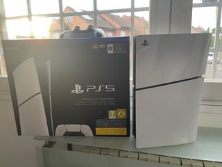 PS5 Slim Digital Edition con mando y caja