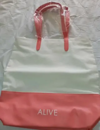 2 bolsos ( Hugo Boss y Elie Saab)