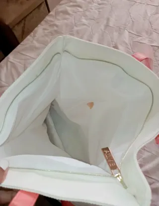 2 bolsos ( Hugo Boss y Elie Saab)