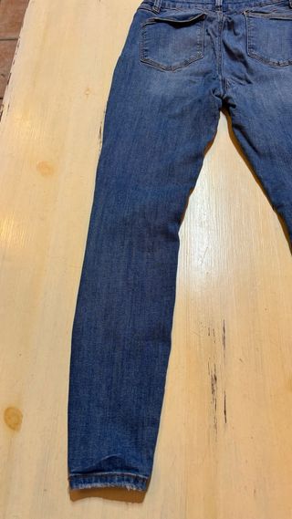 Pantalón vaquero skinny desgastado