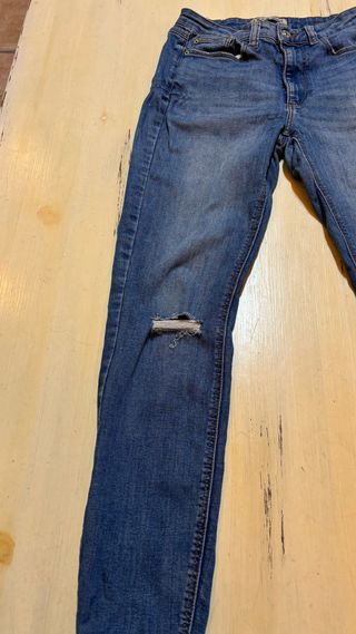 Pantalón vaquero skinny desgastado