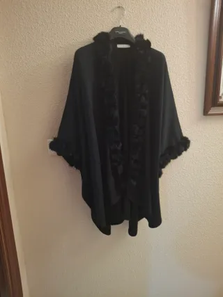 Capa negra con pelo natural