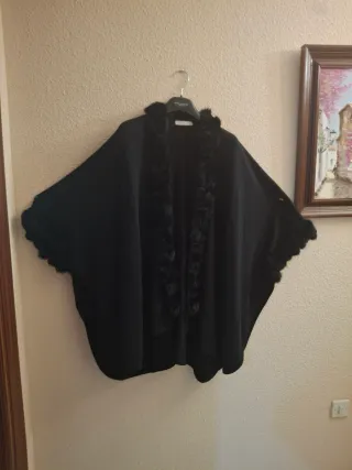 Capa negra con pelo natural