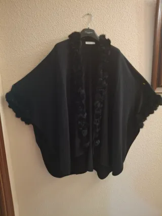 Capa negra con pelo natural