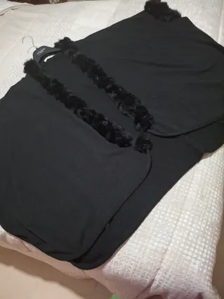 Capa negra con pelo natural