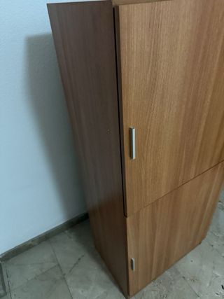 Armario de madera marrón