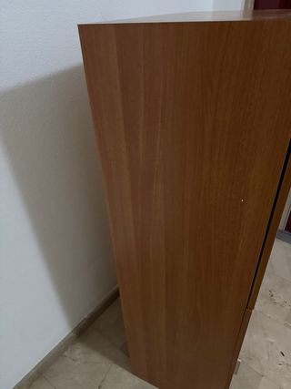 Armario de madera marrón