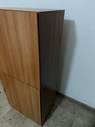 Armario de madera marrón