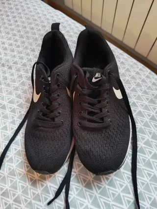 Zapatillas Nike Negras y Blancas