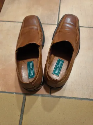 Zapatos de vestir marrones para hombre.