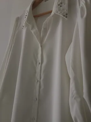 Camisa blanca XL con cuello pedrería