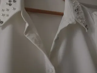 Camisa blanca XL con cuello pedrería