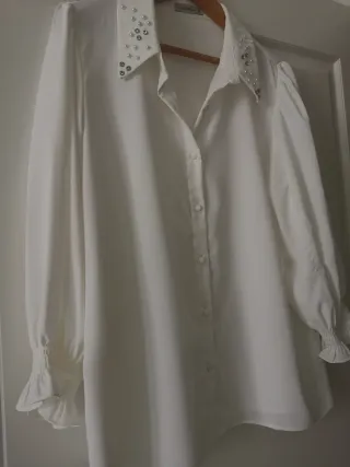 Camisa blanca XL con cuello pedrería