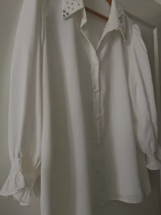 Camisa blanca XL con cuello pedrería