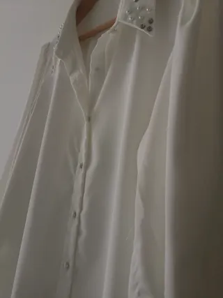 Camisa blanca XL con cuello pedrería