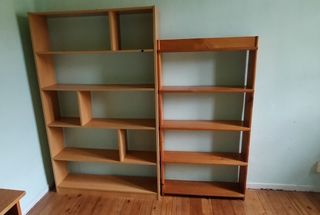 Estanterías y mesa de madera