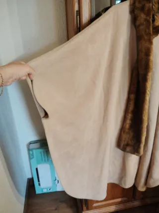 Abrigo , Capa , Ralph Lauren con cuello de piel .