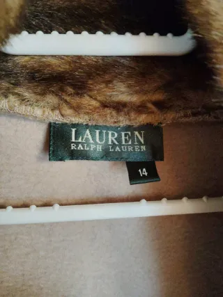 Abrigo , Capa , Ralph Lauren con cuello de piel .