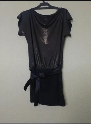 Vestido negro con brillos dorados