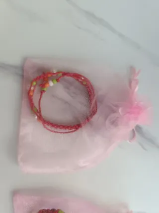 Pulseras tejidas a mano