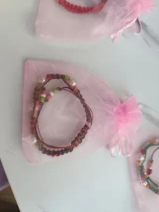 Pulseras tejidas a mano