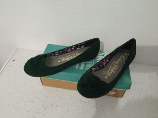 Bailarinas verdes con flor mujer