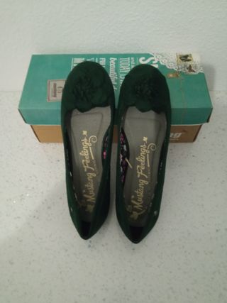 Bailarinas verdes con flor mujer