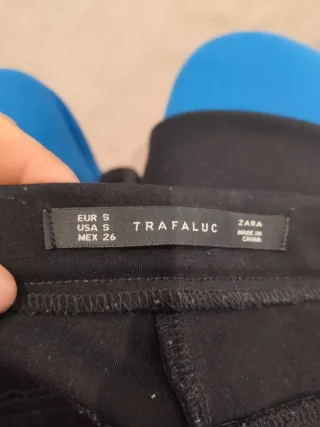 Pantalones negros con cremallera