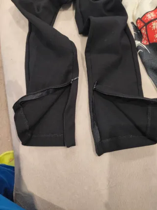 Pantalones negros con cremallera