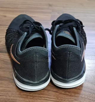 Zapatillas Nike Mujer Negras y Doradas