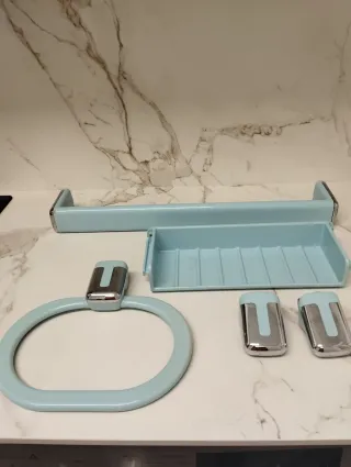 Toallero baño azul y cromado