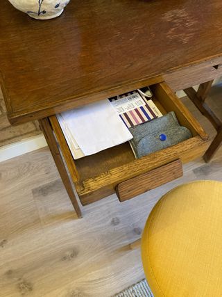 Mesa vintage y taburete madera y tela