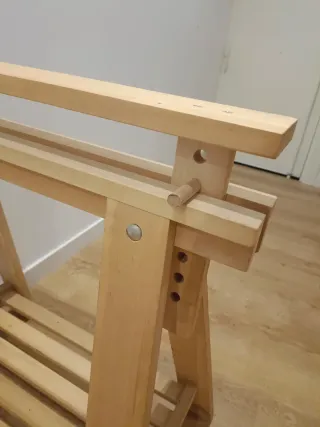 Mesa de estudio con caballetes regulables