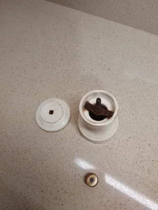 Picador de especias de cerámica antiguo