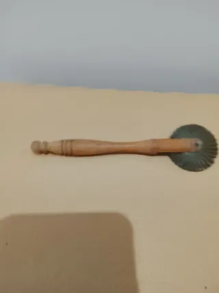 Picador de especias de cerámica antiguo