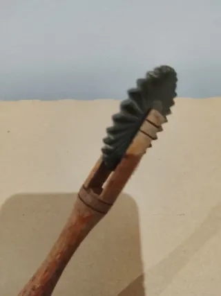 Picador de especias de cerámica antiguo