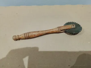 Picador de especias de cerámica antiguo