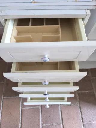 Muebles de cocina blancosy extractor humos