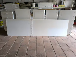 Muebles de cocina blancosy extractor humos