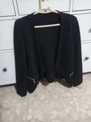 Chaqueta ligera con cremalleras