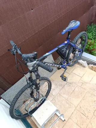 Bicicleta de montaña azul