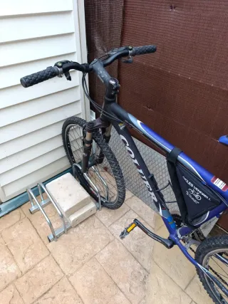 Bicicleta de montaña azul