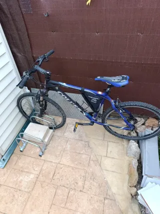 Bicicleta de montaña azul